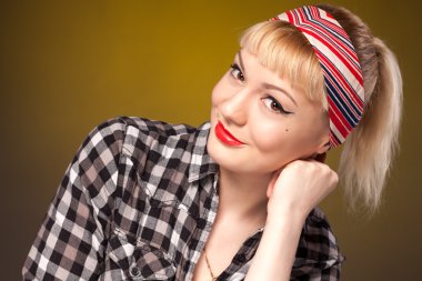 kahverengi gözleri olan, genç bir kız portresi