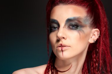 Yaratıcı rengine karşıt bir renk ile bir kız portresi