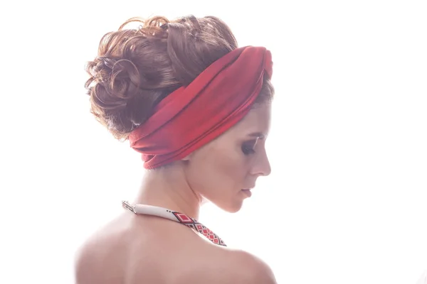 Porträtt av en flicka med pärlstav dekoration i röd turban — Stockfoto