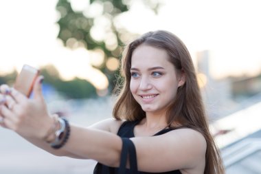 Şehirdeki genç bir kızın portresi.