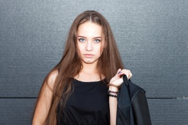 Gençlik stil açık havada güzel bir kızın portresi