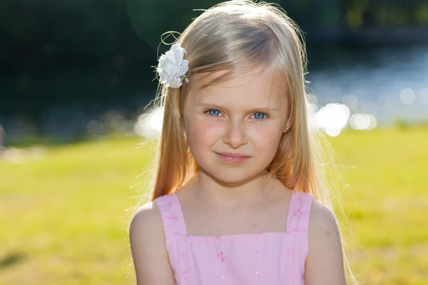 Portret van een klein meisje — Stockfoto