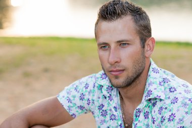 Parktaki genç bir çocuğun portresi.