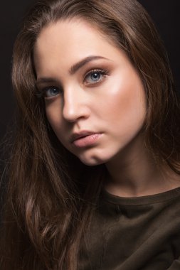 Kıvırcık saçlı bir kızın portresi.