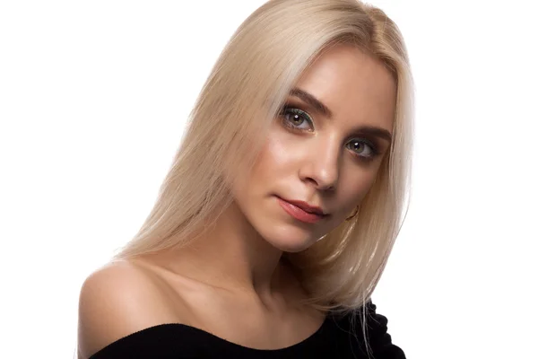 Портрет блондинки на белом фоне — стоковое фото