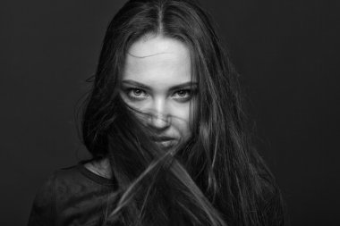 bir kızın siyah beyaz portresi