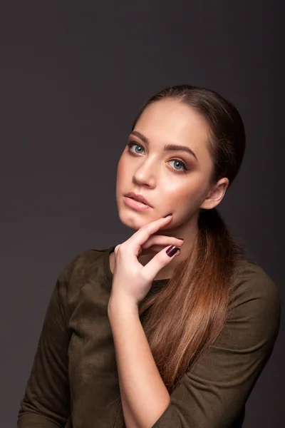 Retrato de una joven — Foto de Stock