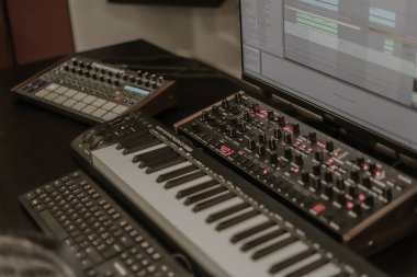 Ses kayıt stüdyosundaki synthesizer panosu. Müzik üreticisi için profesyonel hi-fi ses ekipmanı. Yüksek kaliteli müzik parçaları üretmek için sentetik aygıt