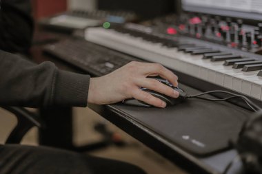 Elini fareye koy. Ses mühendisi bilgisayarı. İş başarısı, müzik. Ev stüdyosundaki adam. 
