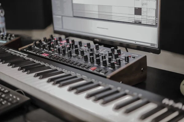 Synthesizer Styrelse Ljudinspelningsstudio Professional Ljudutrustning För Musikproduc Synth Enhet För — Stockfoto