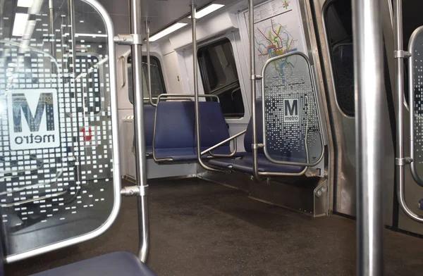 Washington, DC, ABD - 4 Nisan 2021: WMATA Metro Otomobilinin İçinde Oturma Alanı