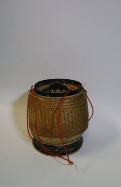 Beyaz arka planda küçük bir bambu pirinç buharı.