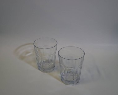 Beyaz arka planda iki küçük Cebelitarık içki bardağı.