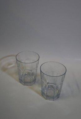 Beyaz arka planda iki küçük Cebelitarık içki bardağı.