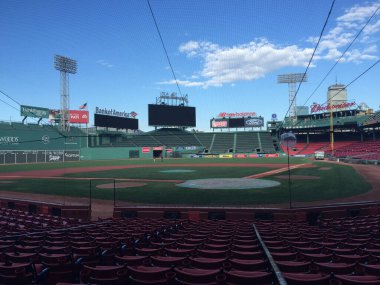 Boston, MA, ABD - 1 Eylül 2017: Fenway Park 'ın içi stadyum turu sırasında beyzbol sahasına bakıyor