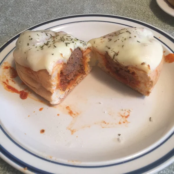 Emparedados Albóndigas Cubiertos Queso Cortados Por Mitad Plato —  Fotos de Stock