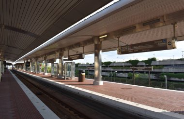 Arlington, VA, ABD - 3 Temmuz 2021: Ronald Reagan Washington Ulusal Havalimanı WMATA Metrotrain İstasyonu