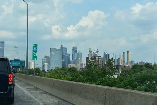 Philadelphia, PA, ABD - 15 Temmuz 2021: Schuylkill Otoyolu 'nun güneybatısından Philadelphia Skyline Viewed)