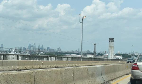 Philadelphia, PA, ABD - 15 Temmuz 2021 Philadelphia Skyline Platt Köprüsü 'nün güneybatısından görüntülendi