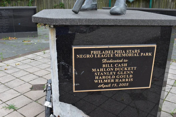2021年7月15日 美国宾夕法尼亚州费城 费城之星黑人联盟棒球队纪念碑位于44街 路边因车祸受损 — 图库照片