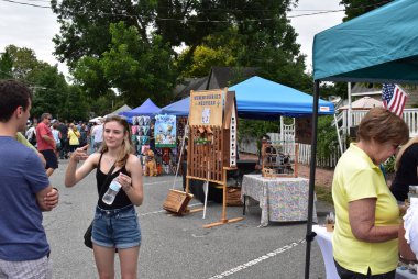 Wyoming, Delaware, ABD - 7 Ağustos 2021: Wyoming, Delaware 'deki Yıllık Şeftali Festivali' nde sanatçılar