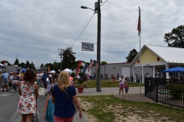 Wyoming, Delaware, ABD - 7 Ağustos 2021: Wyoming, Delaware 'deki Şeftali Festivali' nde dondurma dükkanı