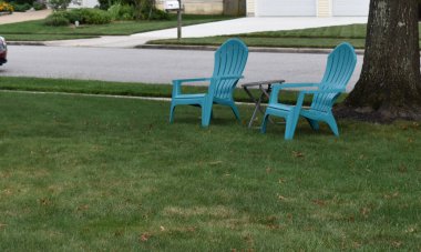 Ön bahçedeki ikiz Turkuaz Adirondack Sandalyeleri