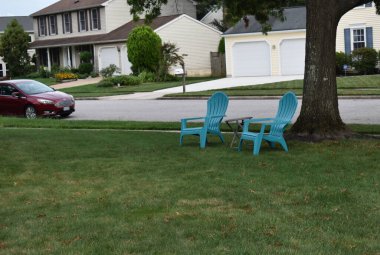 Ön bahçedeki ikiz Turkuaz Adirondack Sandalyeleri