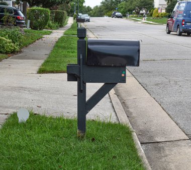 Bir banliyö sokağındaki siyah posta kutusu