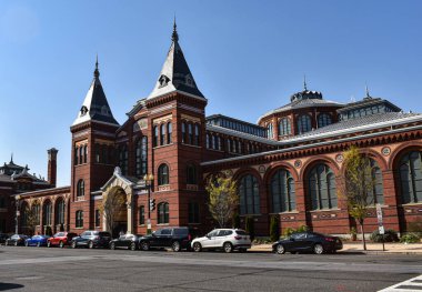 Washington, DC, ABD - 4 Nisan 2021: Smithsonian Şatosu Ulusal Alışveriş Merkezi 'nden Bakıldı