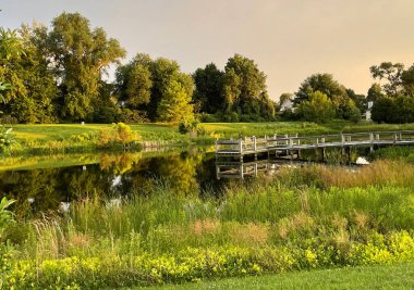 Gün batımında Bir Gölün Üzerindeki Balıkçı İskelesi