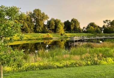 Gün batımında Bir Gölün Üzerindeki Balıkçı İskelesi