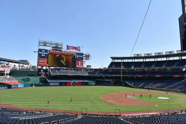 Washington, DC, ABD - 2 Eylül 2021: Ulusal Park, Scoreboard ve Outfield as seen from Right Field Stands