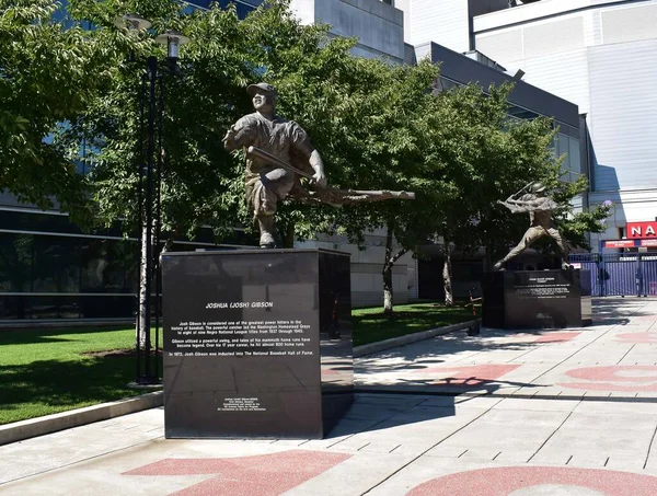 Washington, DC, ABD - 2 Eylül 2021: Arka planda Frank Howard 'ın heykeli olan Josh Gibson' ın Yurtiçi Plaka Girişi
