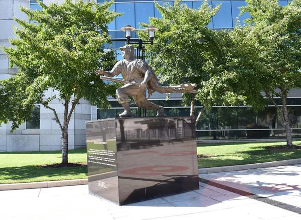 2021年9月2日 美国华盛顿特区 从侧面看乔希 吉布森的雕像 位于美国国民公园的家庭板外 — 图库照片