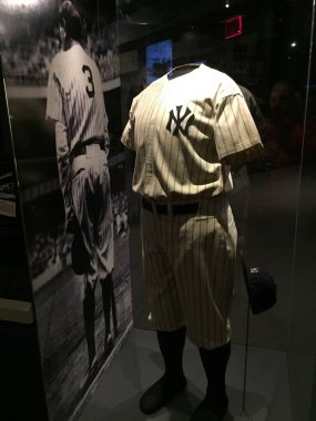 Cooperstown, New York, ABD - 16 Mart 2015: New York Yankees Uniform Babe Ruth 'un Ulusal Beyzbol Şöhretler Listesi' nde giydiği