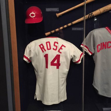 Cooperstown, New York, ABD - 16 Mart 2015: Cincinnati Kırmızıları Üniforması Pete Rose tarafından Beyzbol Onur Listesi 'nde giyildi