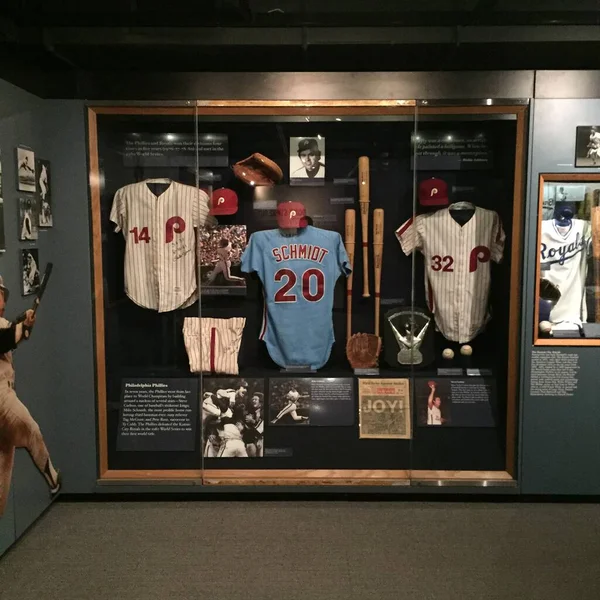 Cooperstown, NY, ABD - 16 Mart 2015: 1980 Dünya Serisi Şampiyonu Philadelphia Phillies 'in Oyun Kullanılan Ekipmanları ve Üniformaları Ulusal Beyzbol Şöhretler Salonu' nda sergileniyor
