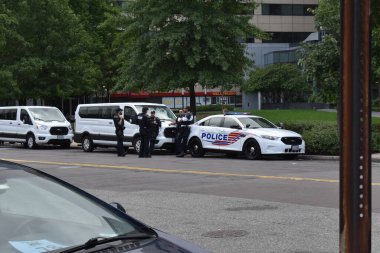 Washington, DC, ABD - 18 Eylül 2021: Polis Maryland Bulvarı boyunca toplandı, J6 Protestosu için Adalet yakınında