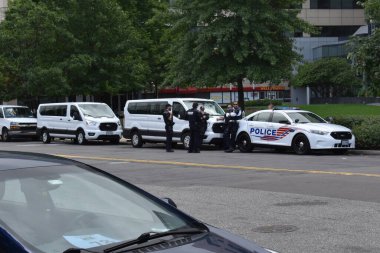 Washington, DC, ABD - 18 Eylül 2021: Polis Maryland Bulvarı boyunca toplandı, J6 Protestosu için Adalet yakınında