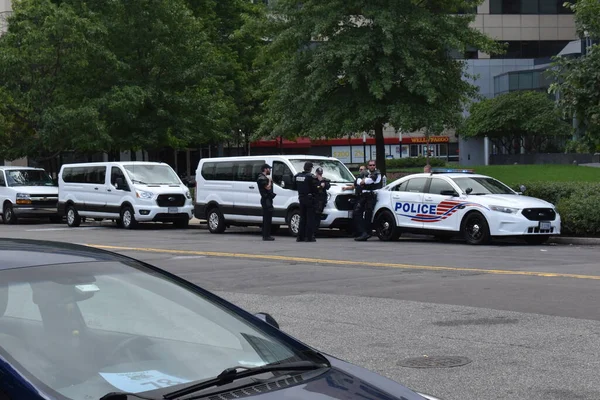 Washington, DC, ABD - 18 Eylül 2021: Polis Maryland Bulvarı boyunca toplandı, J6 Protestosu için Adalet yakınında