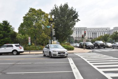 Washington, DC, ABD - 18 Eylül 2021: J6 Protestocuları İçin Adalet 'in önünde güvenlik bariyeri olarak 3. Cadde' yi kapatan isimsiz polis aracı