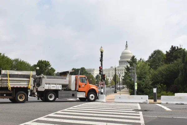 Washington, DC, ABD - 18 Eylül 2021: DC belediye kamyonları, arka planda ABD Kongre Binası ile birlikte, J6 Protestosu için Adalet 'nin yakınındaki Üçüncü Cadde' yi kapatan güvenlik bariyerleri görevi görüyor