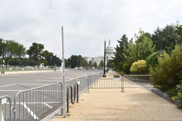 2021年9月18日 华盛顿特区 以美国国会大厦为背景 在J6抗议正义运动附近筑起栅栏 作为安全屏障 阻止行人通过独立大道 — 图库照片