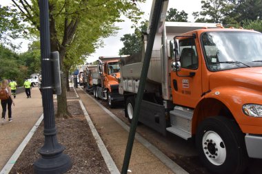 Washington, DC, ABD - 18 Eylül 2021: J6 Protestocuları için Üçüncü Cadde boyunca güvenlik bariyeri görevi gören bir dizi DC belediye kamyonu