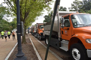 Washington, DC, ABD - 18 Eylül 2021: J6 Protestocuları için Üçüncü Cadde boyunca güvenlik bariyeri görevi gören bir dizi DC belediye kamyonu