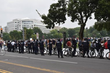 Washington, DC, ABD - 18 Eylül 2021: J6 Protesto Mahkemesi yakınlarındaki Independence Bulvarı boyunca bir sıra bisiklet polisi