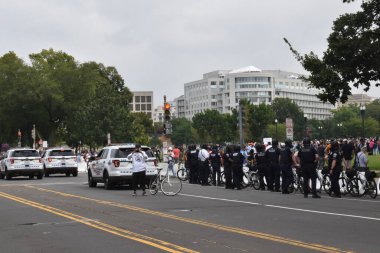 Washington, DC, ABD - 18 Eylül 2021: J6 Protesto Mahkemesi yakınlarındaki Independence Bulvarı boyunca bir sıra bisiklet polisi