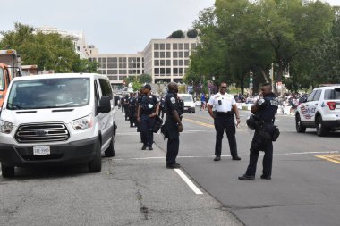 Washington, DC, ABD - 18 Eylül 2021: Polis memurları, polis arabaları ve DC belediye kamyonları J6 Adliyesi 'nin yanındaki 3. Cadde boyunca