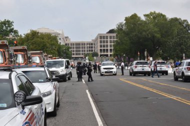 Washington, DC, ABD - 18 Eylül 2021: Polis memurları, polis arabaları ve DC belediye kamyonları J6 Adliyesi 'nin yanındaki 3. Cadde boyunca